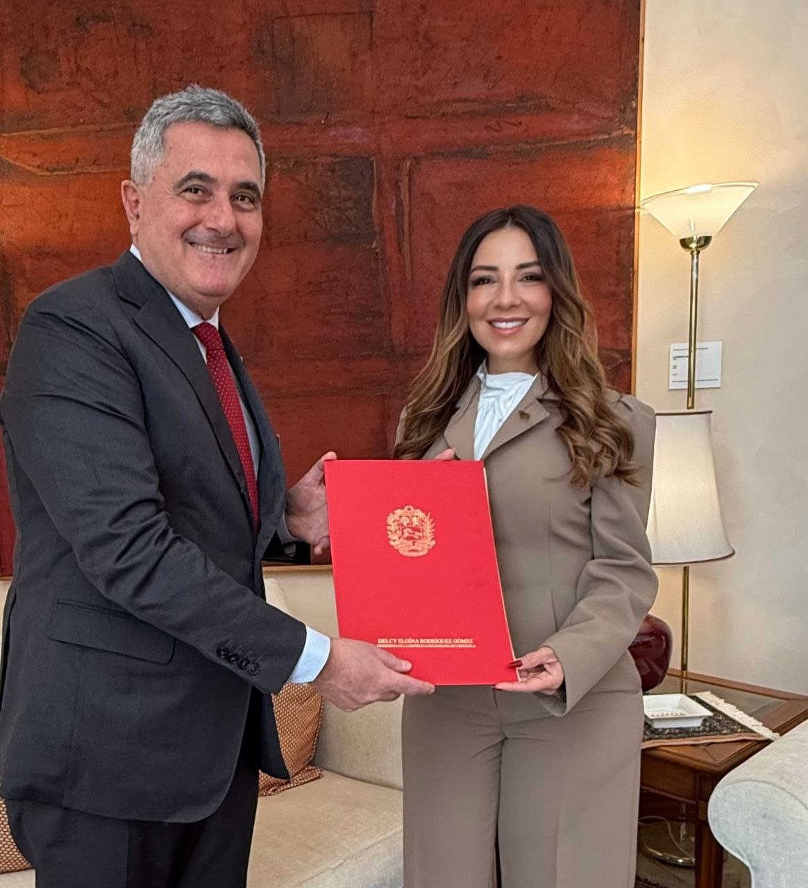 Embajadora designada ante Italia entrega Copias de Estilo en La Farnesina